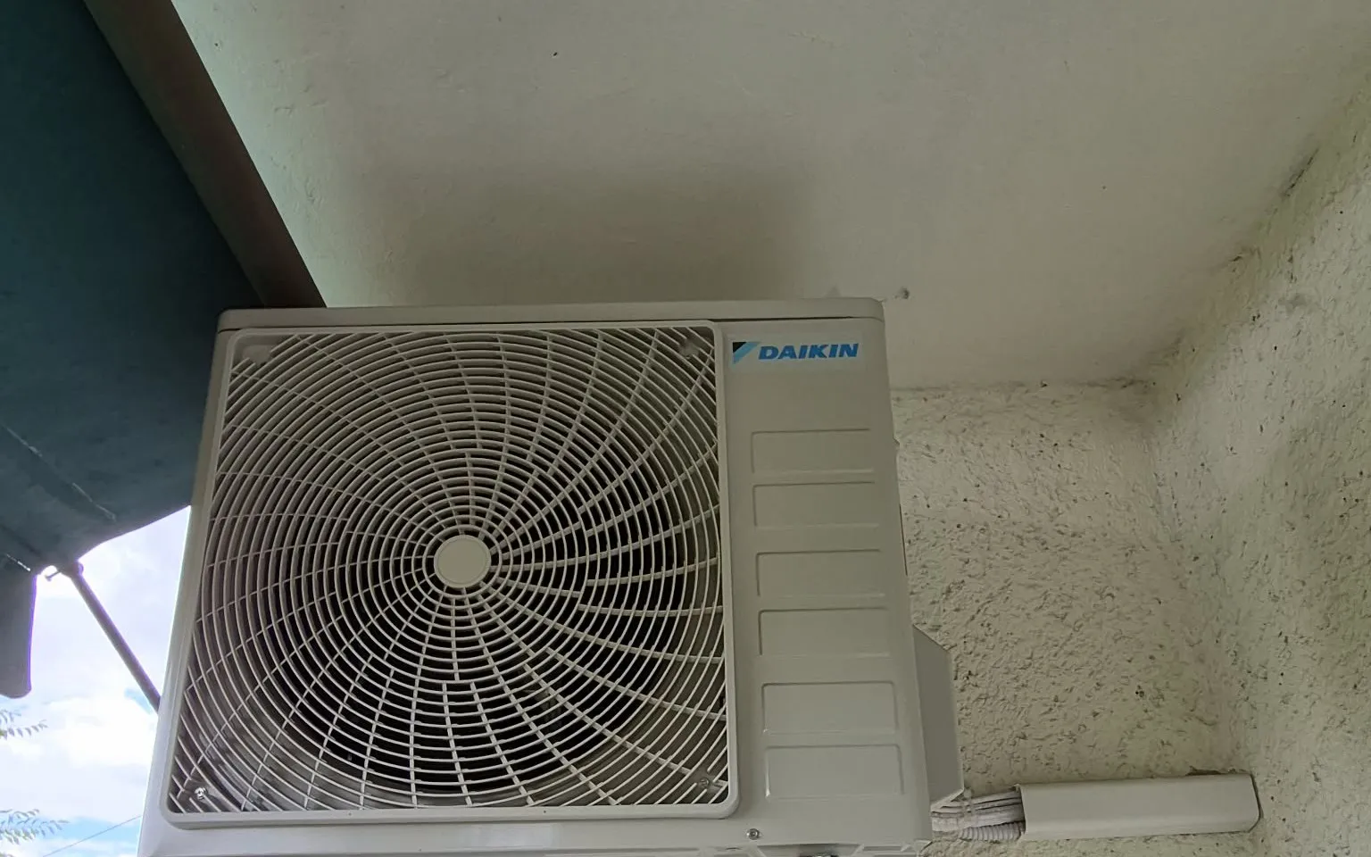 Daikin Außengerät auf Wandkonsole montiert