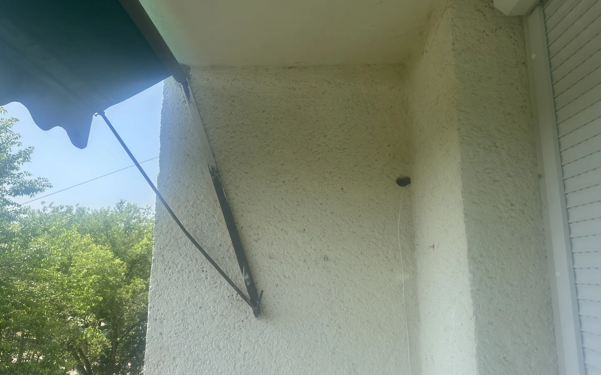 Vorbereitete Wanddurchführung an der Fassade, vor der Montage
